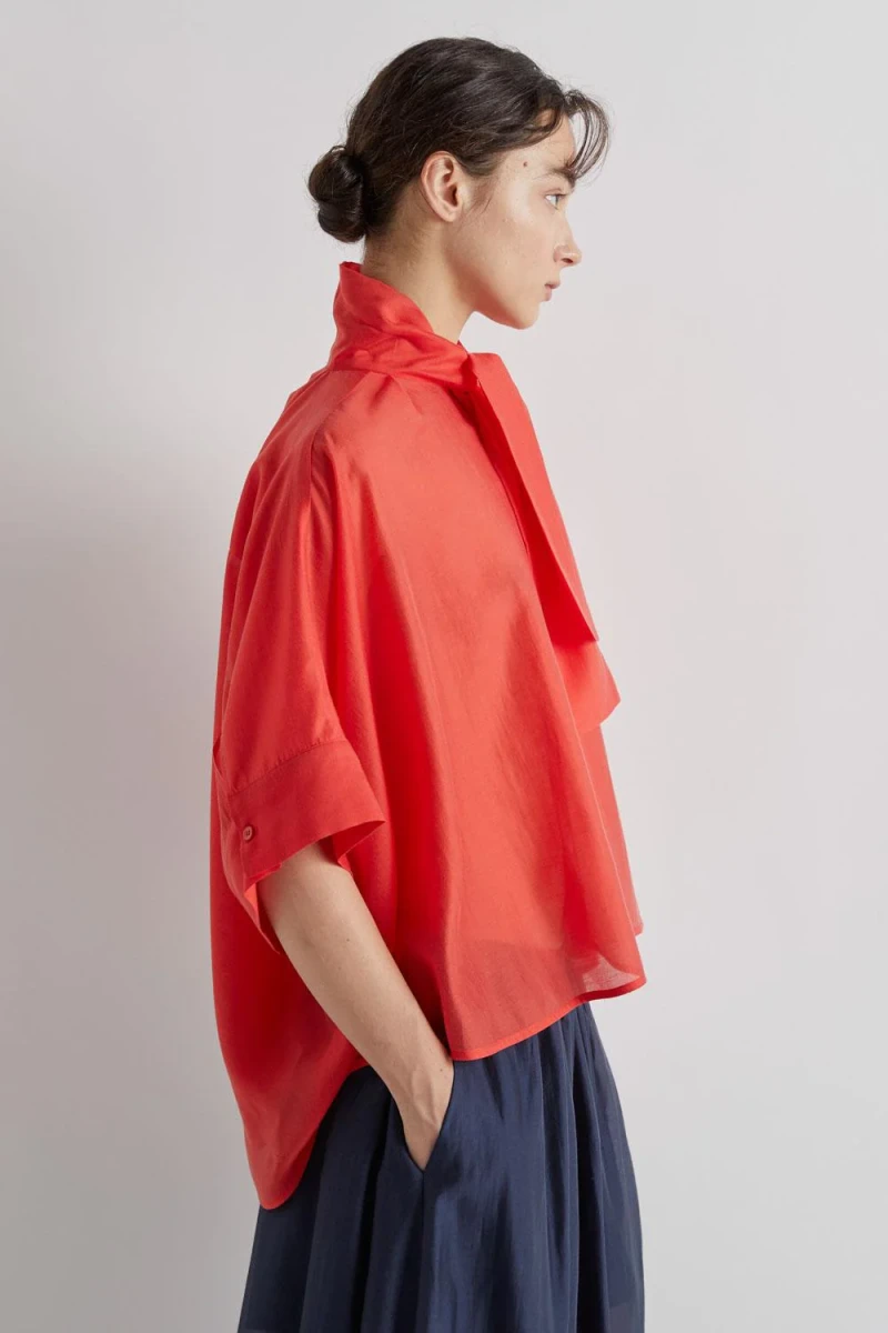 KORALOWA LEKKA BLUZKA Z WIĄZANIEM PRZY DEKOLCIE MEIMEIJ