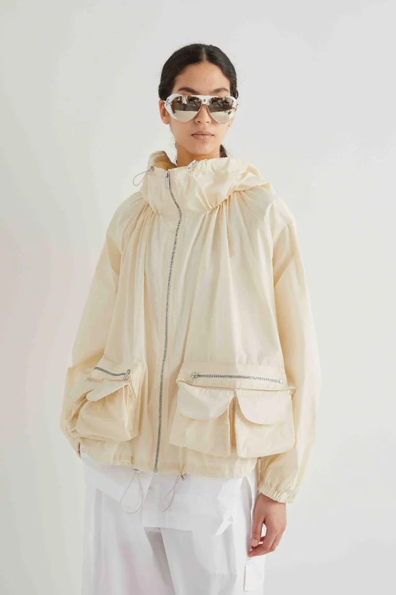 LEKKA KURTKA Z TAFTY Z KAPTUREM MEIMEIJ PASTEL MASŁO