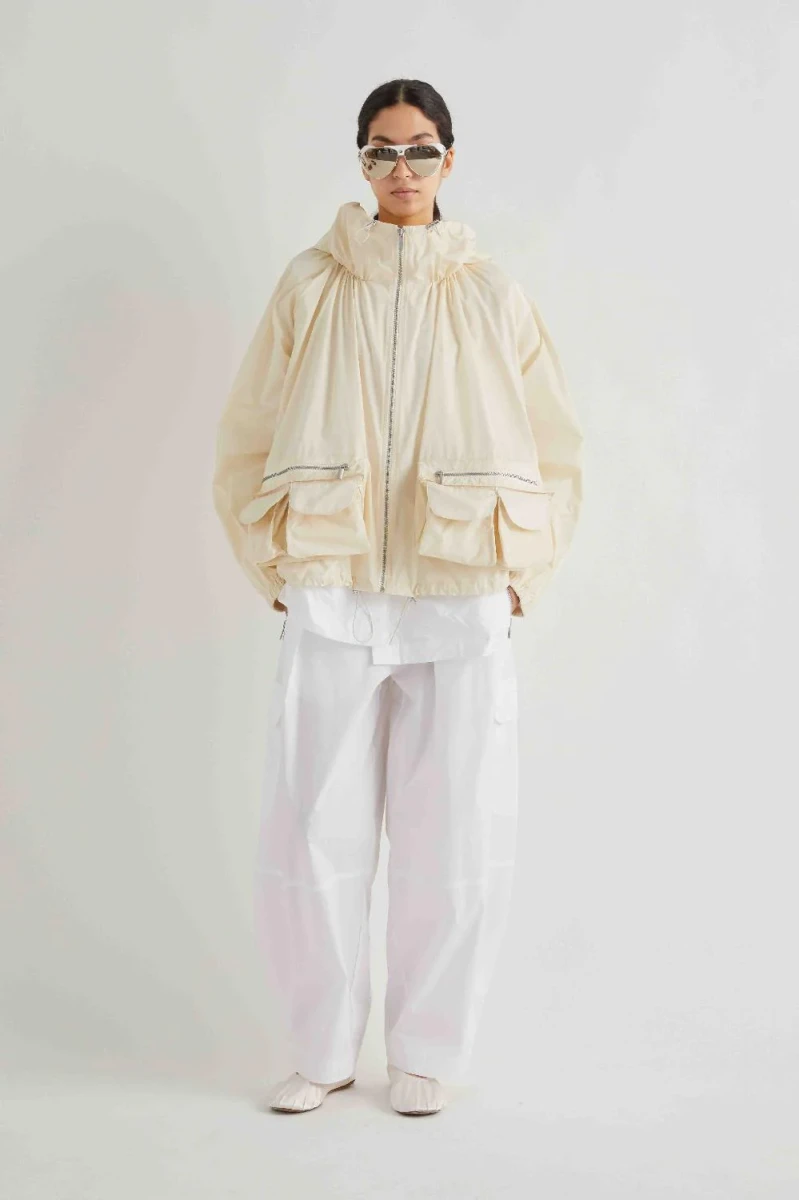 LEKKA KURTKA Z TAFTY Z KAPTUREM MEIMEIJ PASTEL MASŁO