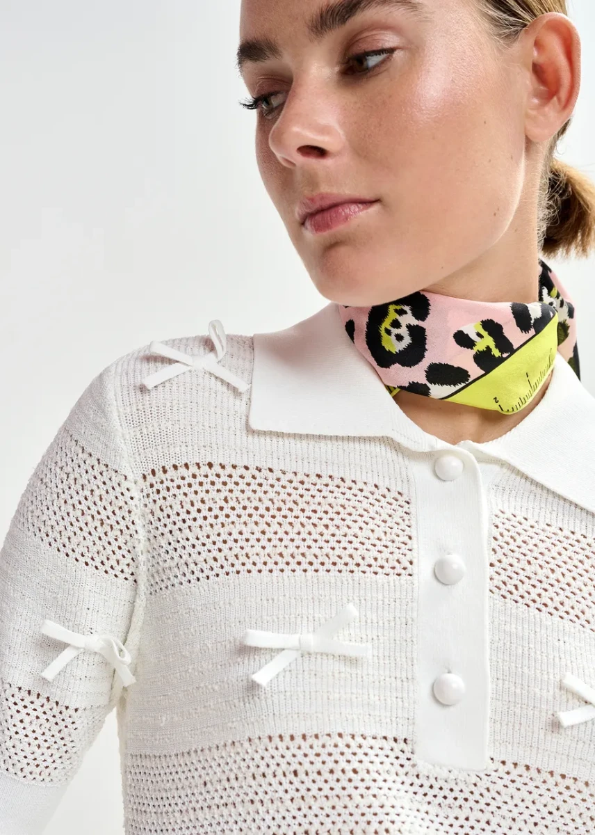 BIAŁA DZIERGANA POLÓWKA Z KOKARDKAMI ESSENTIEL ANTWERP