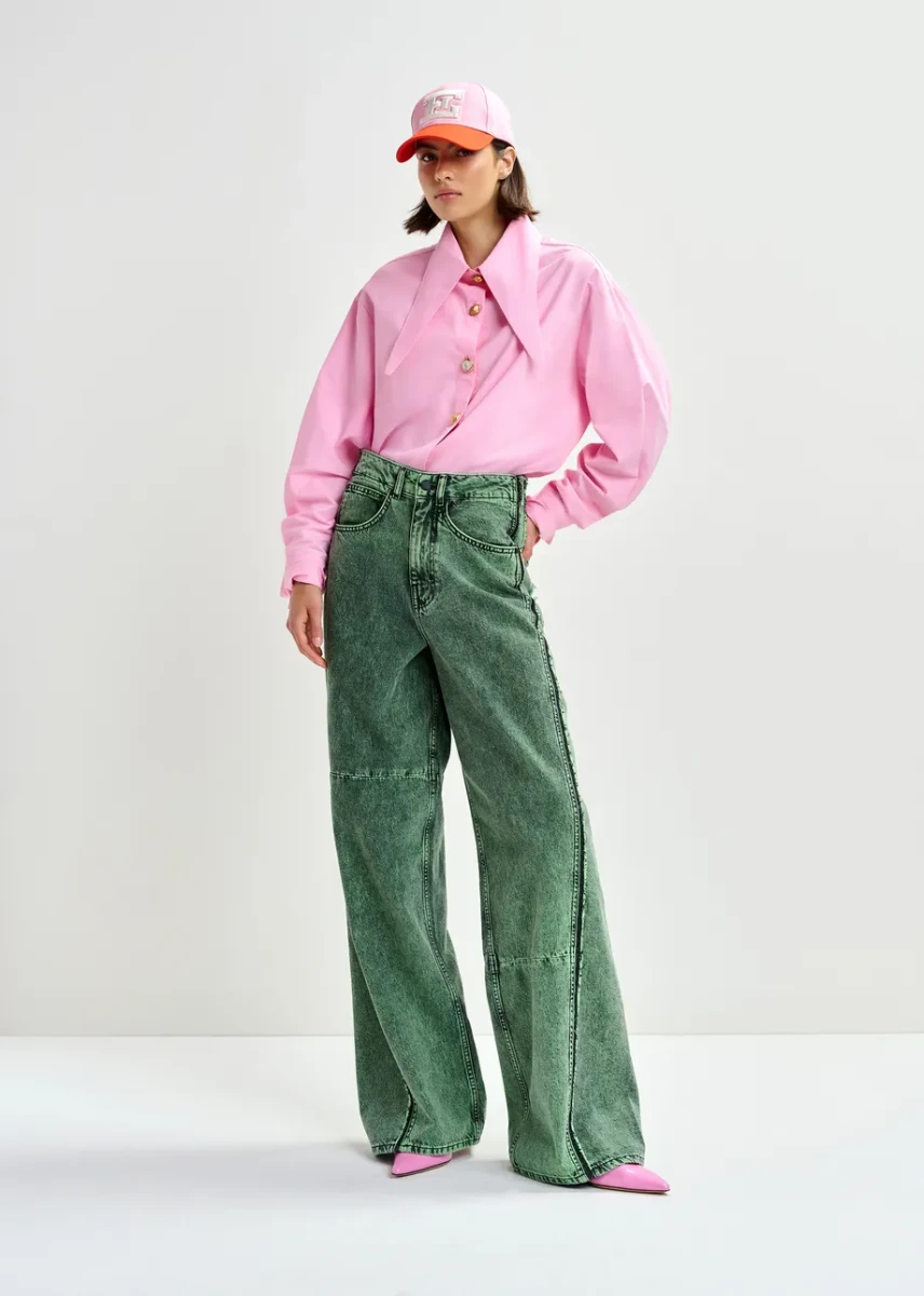 ZIELONE SZEROKIE JEANSY Z PRZESZYCIAMI ESSENTIEL ANTWERP