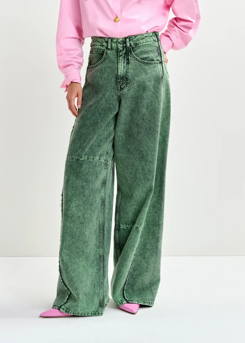 ZIELONE SZEROKIE JEANSY Z PRZESZYCIAMI ESSENTIEL ANTWERP