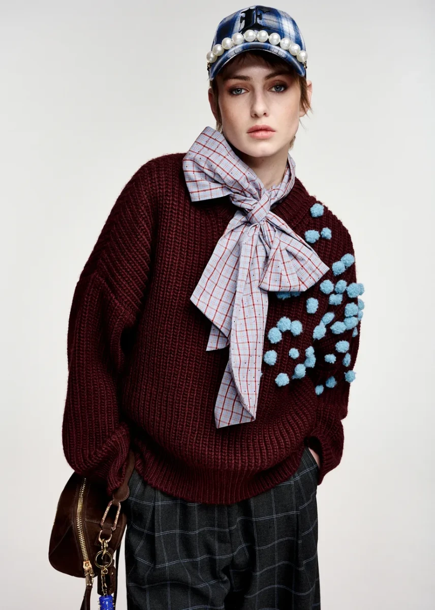 BORDOWY GRUBY SWETER Z POMPONAMI ESSENTIEL ANTWERP