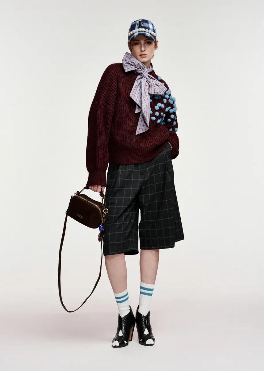 BORDOWY GRUBY SWETER Z POMPONAMI ESSENTIEL ANTWERP