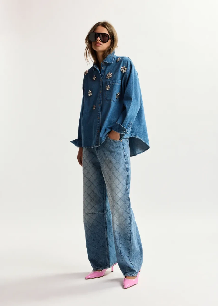 JEANSY BARREL Z OZDOBNYMI PRZESZYCIAMI ESSENTIEL ANTWERP