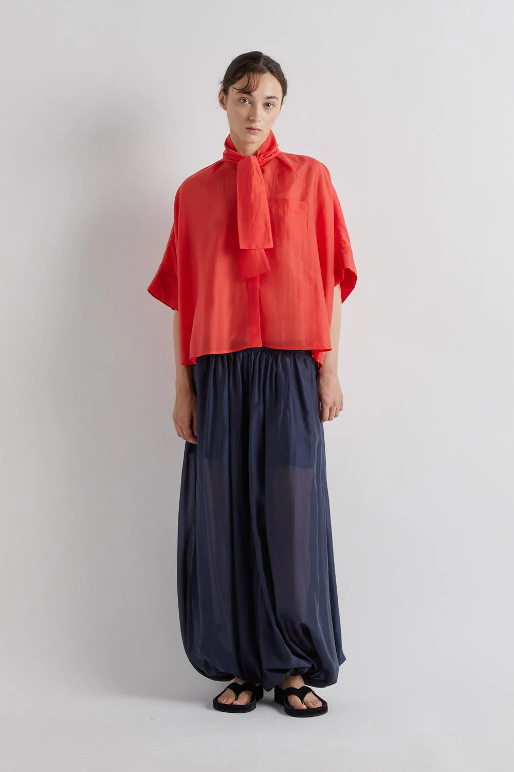 KORALOWA LEKKA BLUZKA Z WIĄZANIEM PRZY DEKOLCIE MEIMEIJ