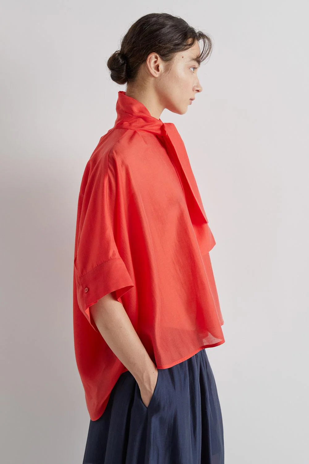 KORALOWA LEKKA BLUZKA Z WIĄZANIEM PRZY DEKOLCIE MEIMEIJ