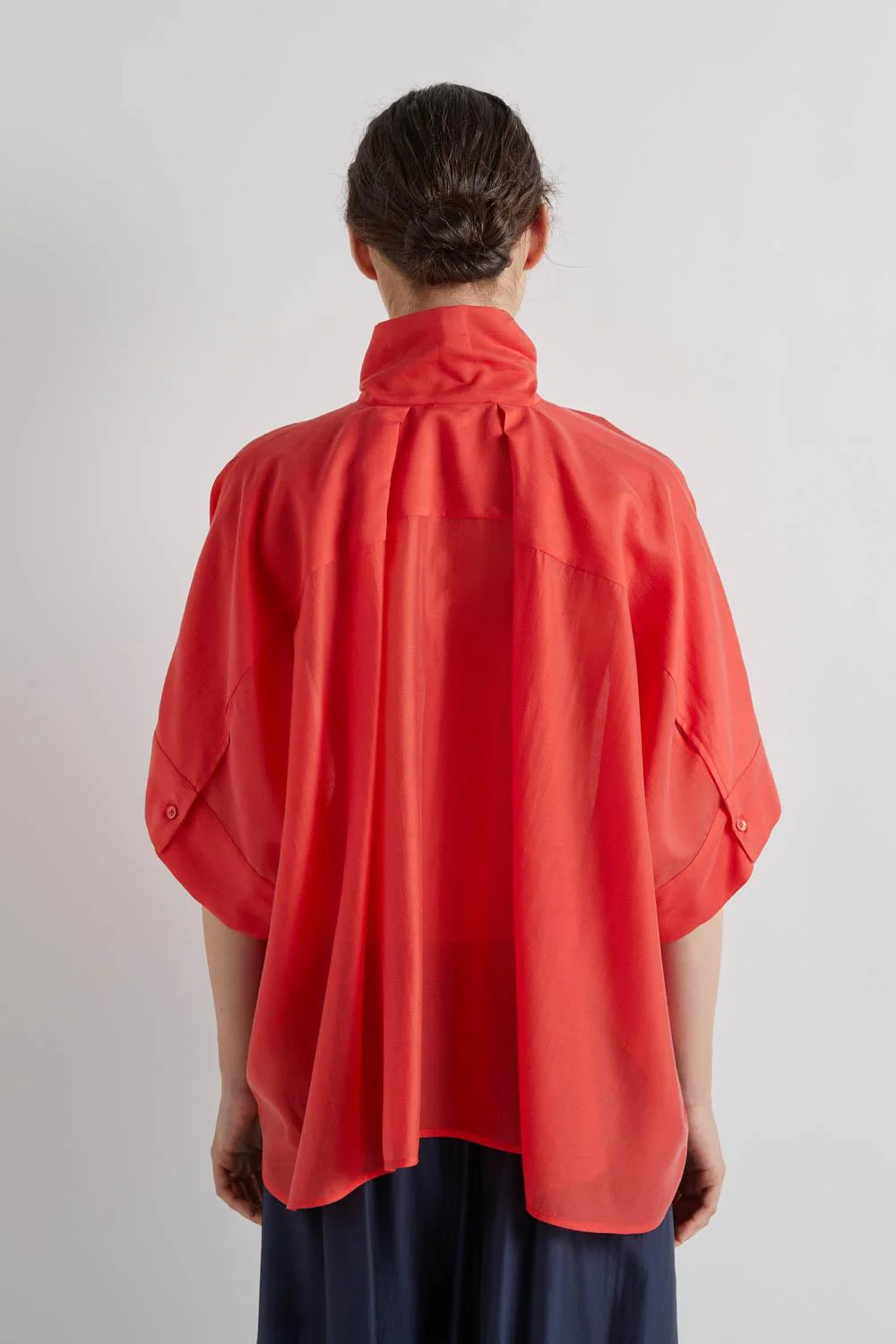 KORALOWA LEKKA BLUZKA Z WIĄZANIEM PRZY DEKOLCIE MEIMEIJ