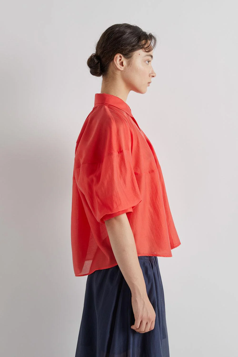 KORALOWA LEKKA BLUZKA Z BUFIASTYMI RĘKAWAMI MEIMEIJ