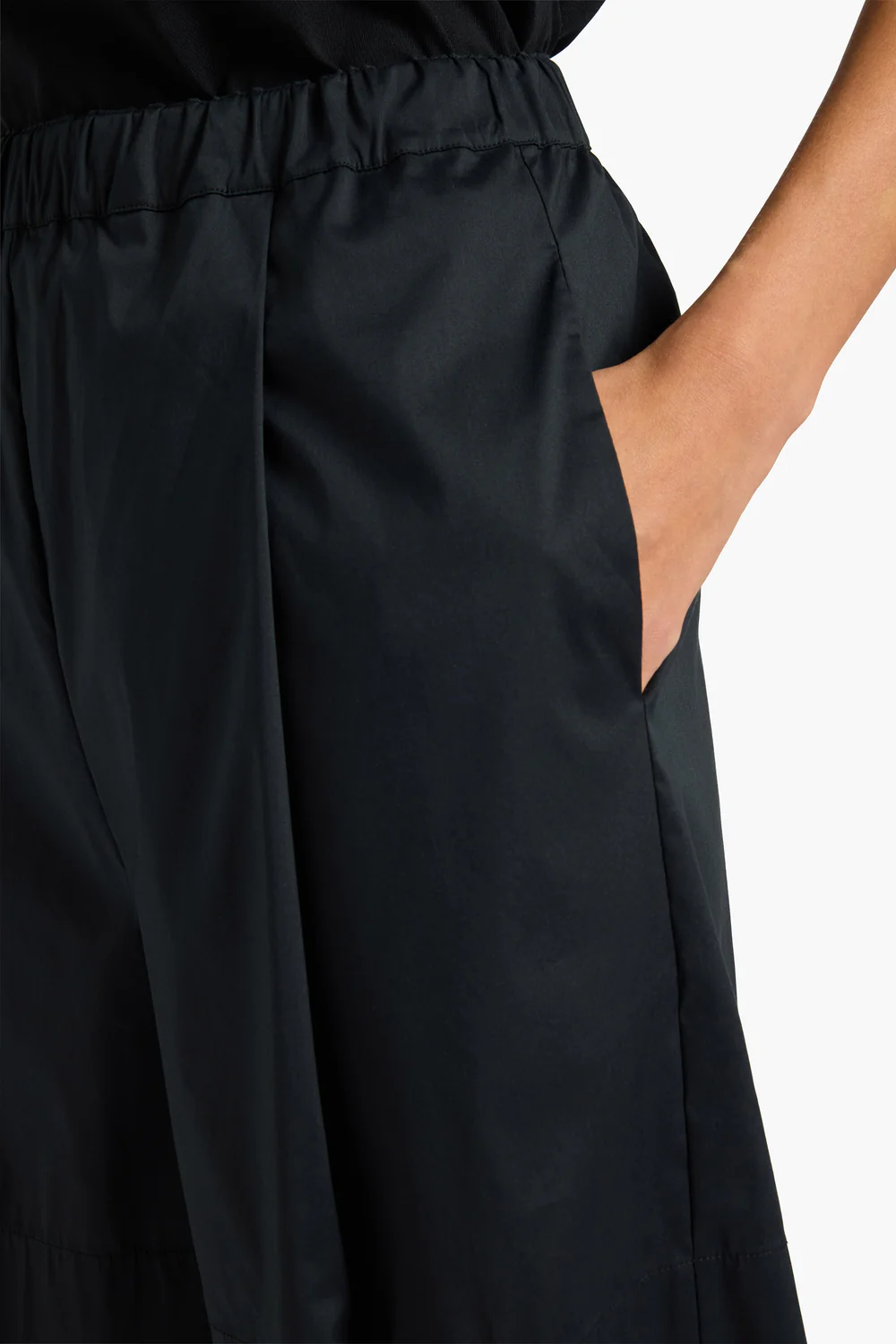 CZARNE SZEROKIE SZORTY LIVIANA CONTI