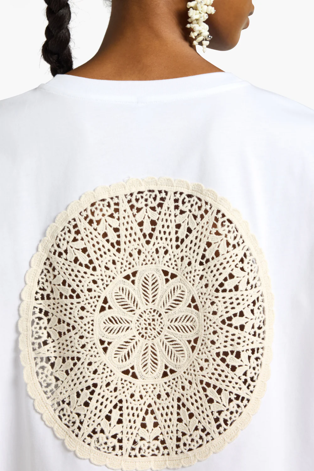 BIAŁY T-SHIRT ZE WSTAWKĄ NA PLECACH LIVIANA CONTI