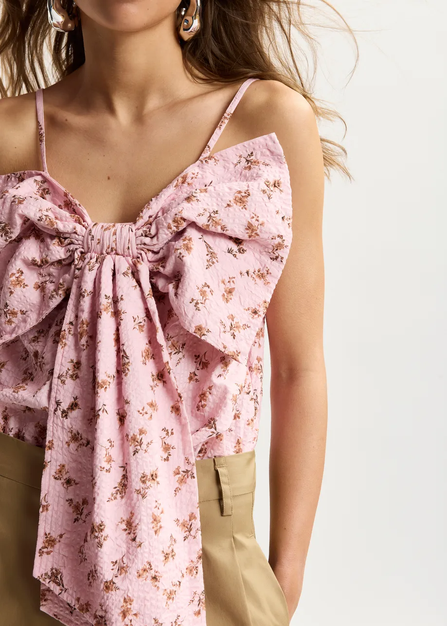 RÓŻOWY TOP W KWIATOWY PRINT Z OZDOBNĄ KOKARDĄ ESSENTIEL ANTWERP