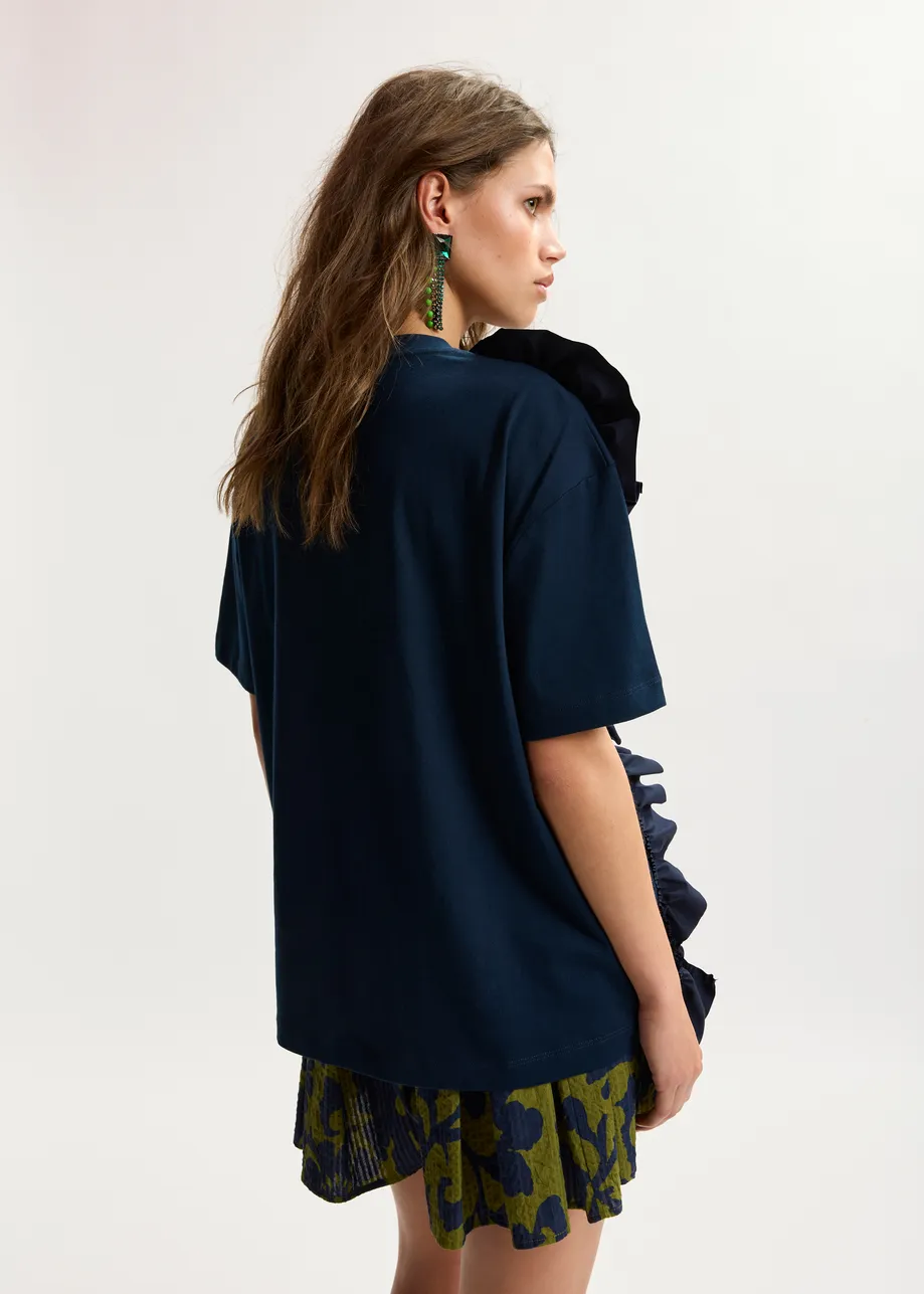 GRANATOWY BAWEŁNIANY T-SHIRT Z KWIATOWĄ FALBANĄ ESSENTIEL ANTWERP