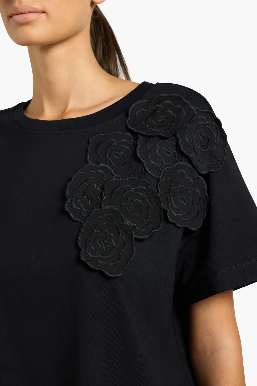 CZARNY T-SHIRT Z APLIKACJĄ LIVIANA CONTI