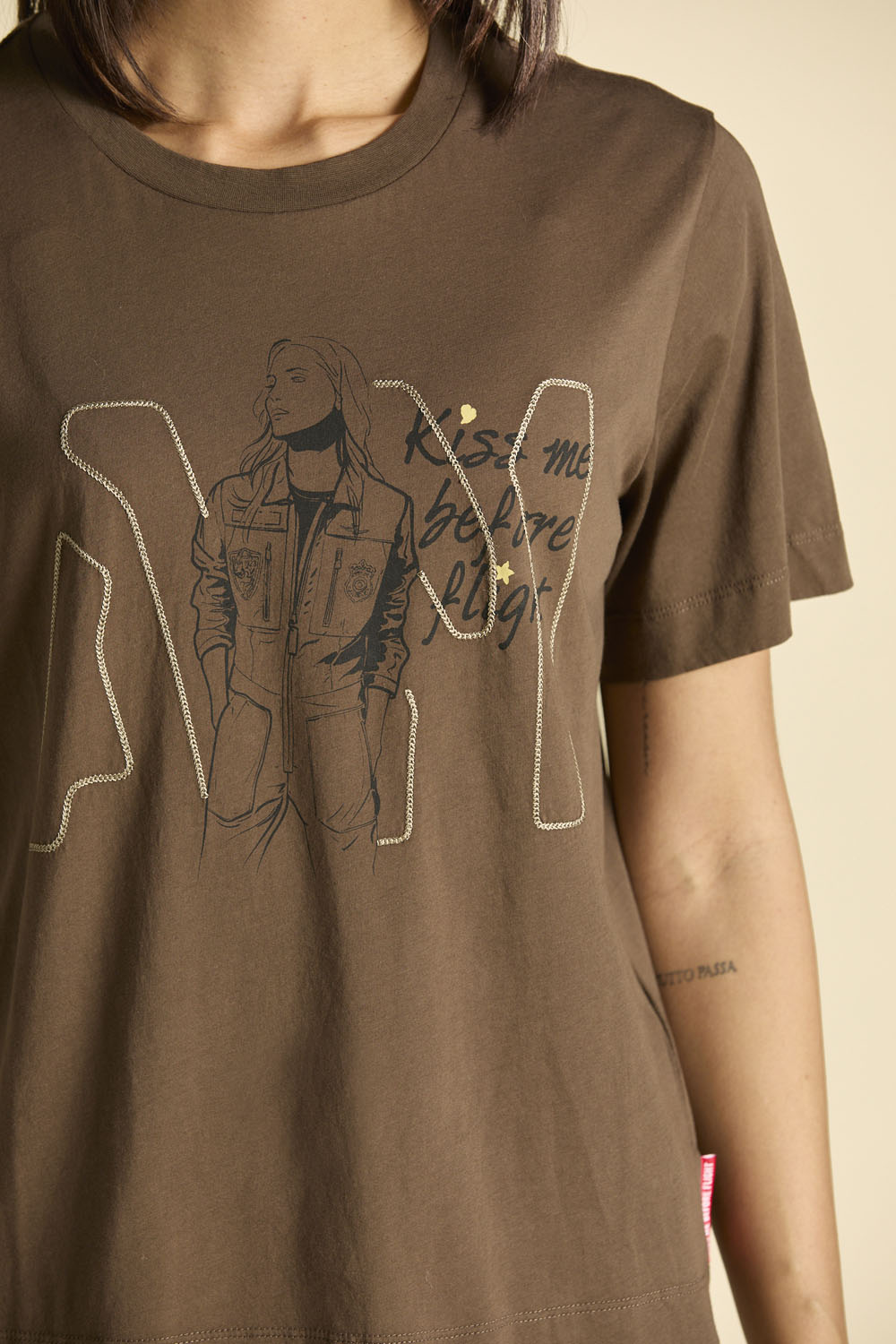 CZEKOLADOWY BAWEŁNIANY T-SHIRT Z NADRUKIEM AERONAUTICA MILITARE GDYNIA KLIF