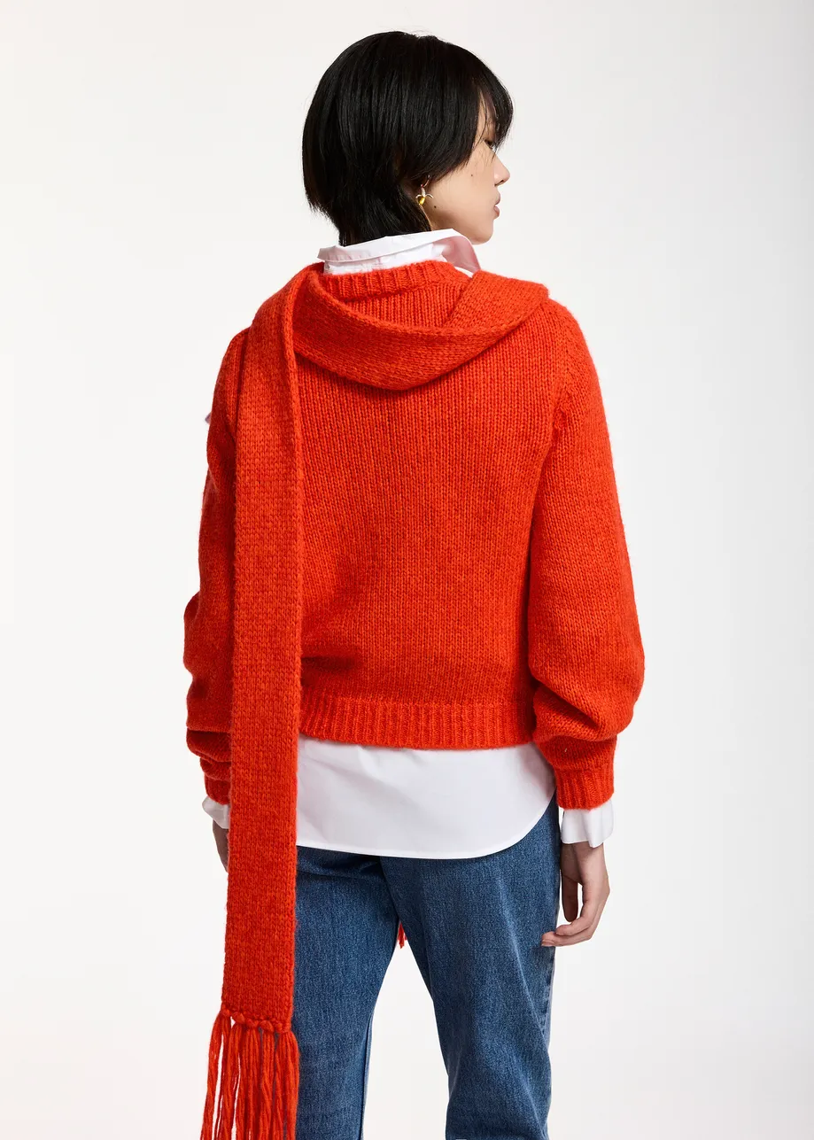 KORALOWY GRUBY SWETER Z KOKARDĄ ESSENTIEL ANTWERP