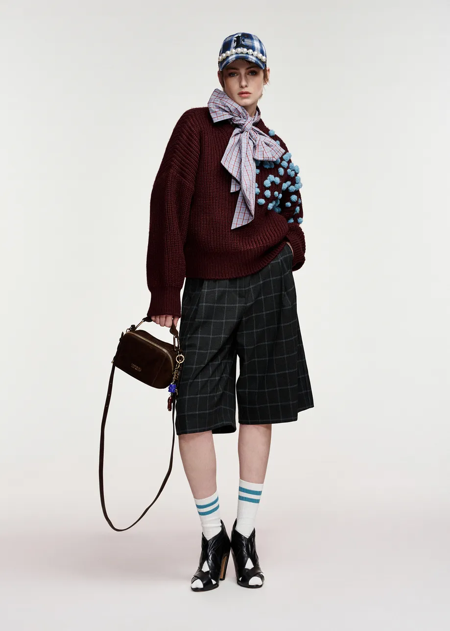 BORDOWY GRUBY SWETER Z POMPONAMI ESSENTIEL ANTWERP