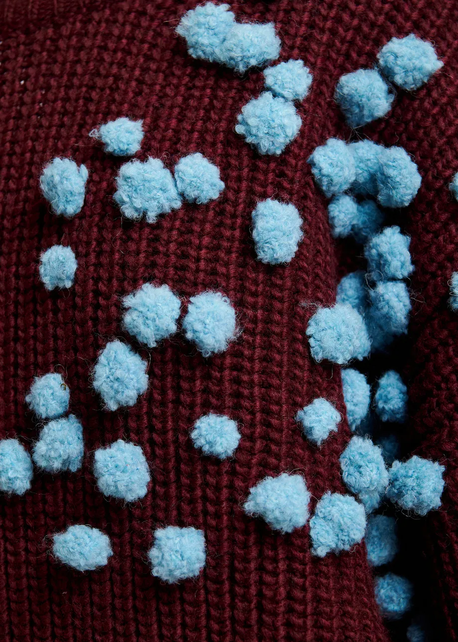 BORDOWY GRUBY SWETER Z POMPONAMI ESSENTIEL ANTWERP