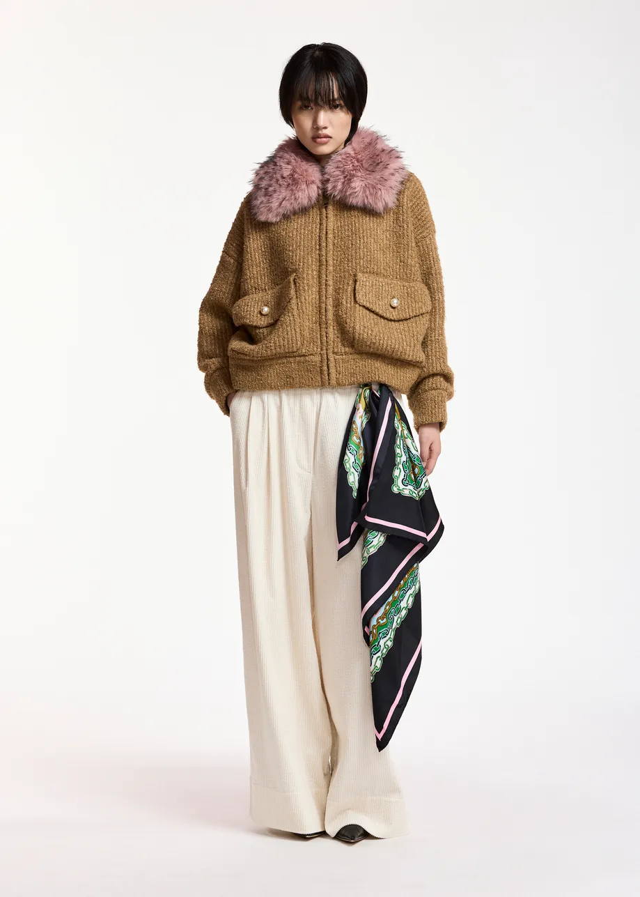 SWETER BOUCLÉ Z OZDOBNYM KOŁNIERZEM ESSENTIEL ANTWERP