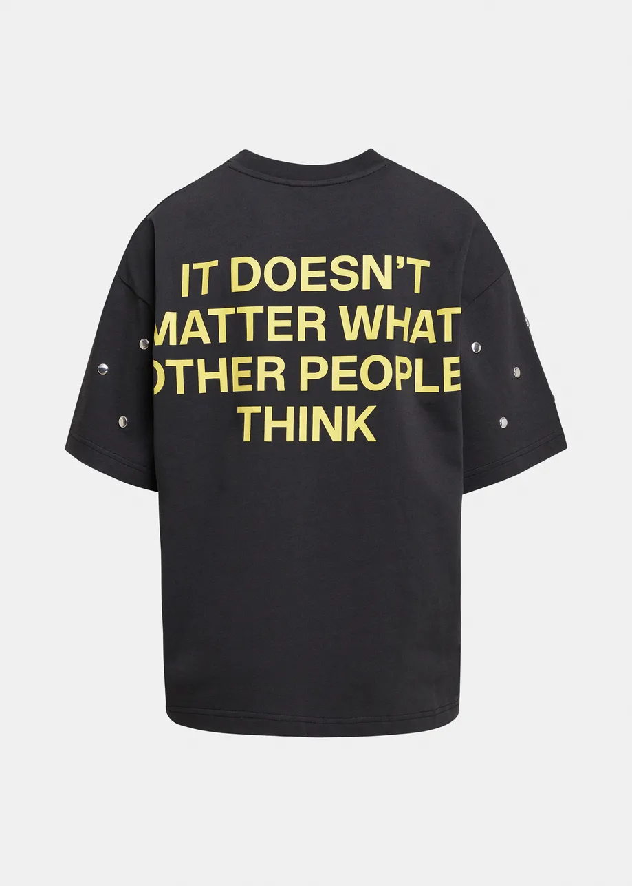 GRAFITOWY T-SHIRT Z ĆWIEKAMI I NADRUKIEM ESSENTIEL ANTWERP