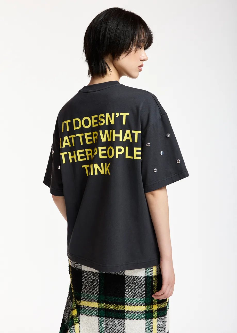 GRAFITOWY T-SHIRT Z ĆWIEKAMI I NADRUKIEM ESSENTIEL ANTWERP