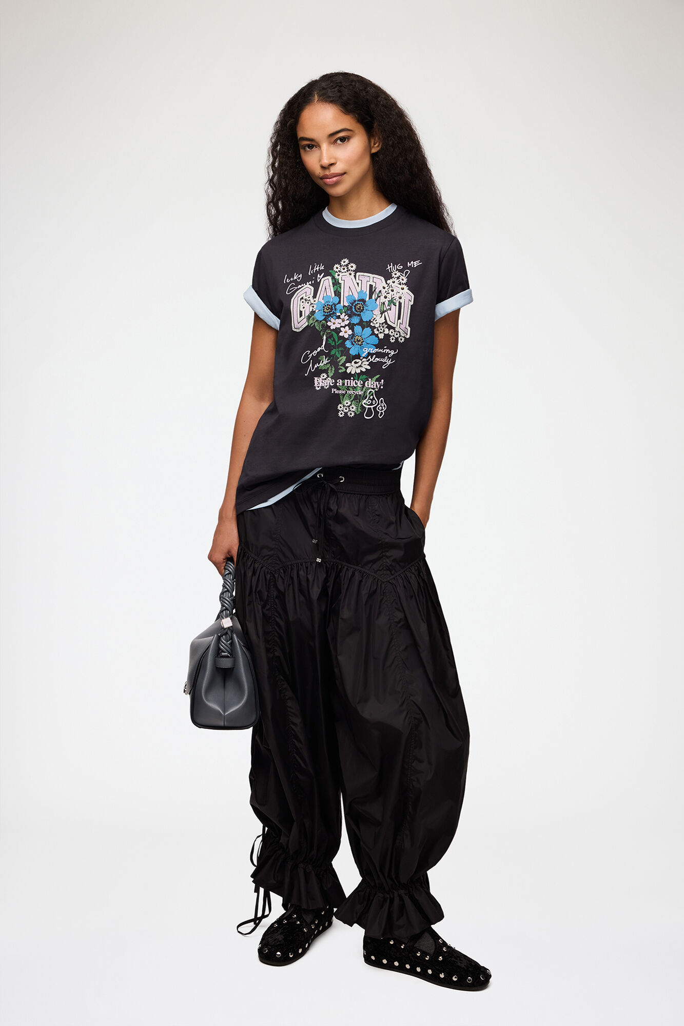 ANTRACYTOWY T-SHIRT Z NADRUKIEM GANNI